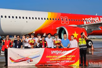 Tàu bay A321neo ACF mới được chào đón bởi lãnh đạo, cán bộ nhân viên, phi hành đoàn Vietjet. 