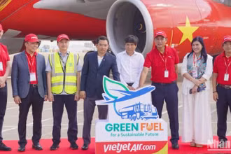Nghi thức bắt đầu tra nạp cho chuyến bay đầu tiên sử dụng nhiên liệu hàng không bền vững SAF tại Việt Nam với sự tham dự của Cục trưởng Hàng không Đinh Việt Thắng, lãnh đạo các cơ quan, doanh nghiệp, Vietjet và Petrolimex Aviation.
