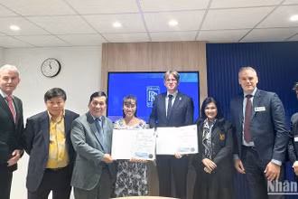 Tiến sĩ Nguyễn Thị Phương Thảo, Chủ tịch Hội đồng quản trị Vietjet (thứ 4 từ trái sang) cùng các lãnh đạo cấp cao Vietjet và Rolls-Royce chứng kiến Lễ ký hợp đồng tại Triển lãm Hàng không quốc tế Farnborough 2024.