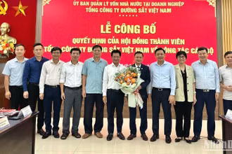 Tổng Công ty Đường sắt Việt Nam quyết định bổ nhiệm Trưởng ban Kế hoạch kinh doanh Nguyễn Chính Nam (cầm hoa, đứng giữa) giữ chức vụ Phó Tổng giám đốc.