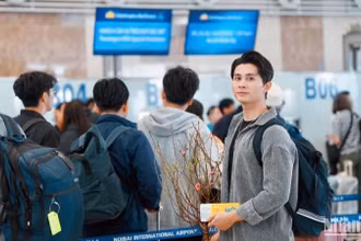 Để tránh chậm trễ và giúp giảm tải cho nhà ga trong giai đoạn cao điểm, hành khách chỉ nên có mặt tại sân bay 3 giờ trước giờ khởi hành.
