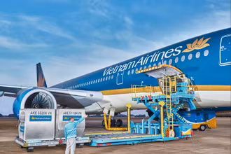 Hàng hoá đang được chất xếp lên tàu bay Vietnam Airlines.