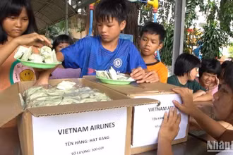 Những suất ăn của Vietnam Airlines được VietHarvest trao tặng tới Trung tâm Công tác xã hội giáo dục dạy nghề thiếu niên tại Thành phố Hồ Chí Minh.