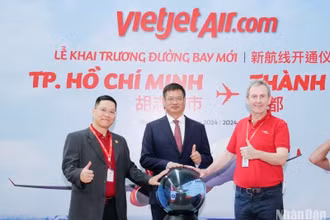 Tổng Lãnh sự Trung Quốc tại Thành phố Hồ Chí Minh Ngụy Hoa Tường (giữa) - Phó Tổng giám đốc vận hành Vietjet Micheal Hickey (bên phải ngoài cùng) - Phó Tổng giám đốc thương mại Vietjet Nguyễn Bác Toán (bên trái ngoài cùng) thực hiện nghi thức khai trương đường bay Thành phố Hồ Chí Minh-Thành Đô.