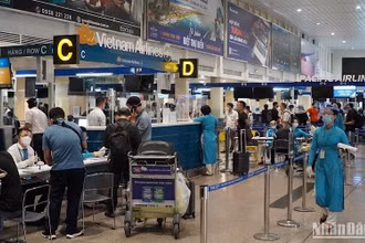 Hành khách làm thủ tục chuyến bay tại Cảng hàng không quốc tế Tân Sơn Nhất.