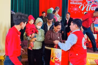 Đại diện siêu thị GO! Hà Nam trực tiếp đi trao quà Tết nhân ái cho người dân địa phương.