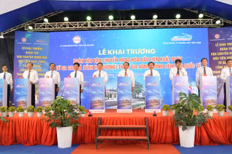 Các đại biểu ấn nút khai trương đoàn tàu liên vận từ Ga Cao Xá. 