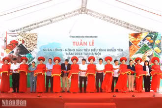 Các đại biểu thực hiện nghi thức cắt băng khai mạc sự kiện.