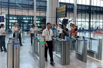 Hành khách làm thủ tục tại cửa an ninh nhà ga T3 sân bay Tân Sơn Nhất.