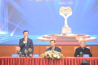 Đại diện Ban tổ chức trả lời các câu hỏi trong buổi họp báo.