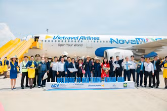 Đoàn du khách Hàn Quốc đi chuyến bay charter đầu tiên của hãng Vietravel Airlines đến thành phố biển Nha Trang.