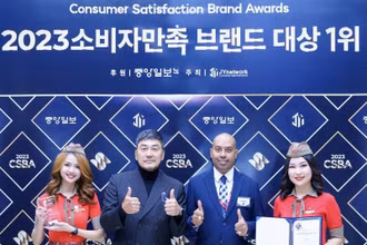 Đại diện Ban Tổ chức (thứ 2 từ trái sang) trao giải thưởng "Thương hiệu được người tiêu dùng yêu thích 2023” cho đại diện hãng Vietjet.