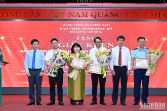 Trao bằng khen cho 5 tập thể hưởng ứng tích cực cuộc thi chính luận bảo vệ nền tảng tư tưởng của Đảng.
