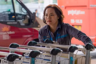 Chị Bùi Thị Huyên, nhân viên Đội xe đẩy, Trung tâm Khai thác ga Nội Bài (NIA).