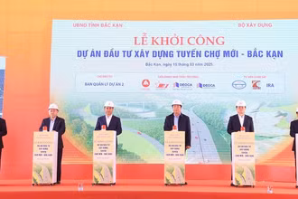 Các đại biểu nhấn nút khởi công dự án đường cao tốc Chợ Mới-Bắc Kạn. 