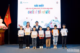 Tổng Biên tập Báo Thiếu niên Tiền phong và Nhi đồng trao giải Nhất năm 2022 cho các em học sinh.