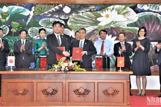 Đại diện hai bên Việt Nam-Nhật Bản trao 3 thỏa thuận vay ODA, tổng trị giá gần 61 tỷ yên.
