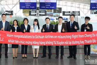 Bà Nguyễn Thị Kim Ngân (thứ 3 từ trái sang), Phó giám đốc Cảng Hàng không quốc tế Nội Bài, cùng đại diện lãnh đạo các cơ quan hữu quan chúc mừng hãng hàng không khai thác đường bay mới tới Nội Bài.