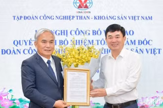 Đồng chí Ngô Hoàng Ngân (áo trắng bên phải), Bí thư Đảng ủy, Chủ tịch Hội đồng thành viên Tập đoàn Công nghiệp Than-Khoáng sản Việt Nam (TKV) trao quyết định bổ nhiệm chức vụ Tổng Giám đốc Tập đoàn cho đồng chí Vũ Anh Tuấn.