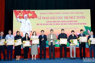 Trao phần thưởng cho các đơn vị, cá nhân xuất sắc đoạt giải cuộc thi.