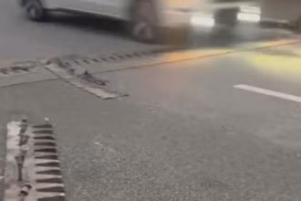 Khe co giãn cầu Sông Nhơm bị bong bật, tiềm ẩn nguy cơ gây mất an toàn giao thông.
