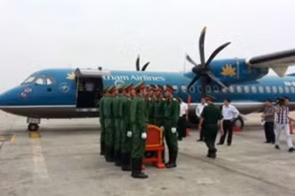 Máy bay chở linh cữu Đại tướng Võ Nguyên Giáp về quê hương.