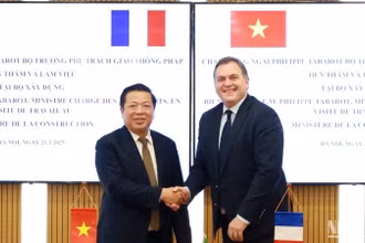 Bộ trưởng Xây dựng Trần Hồng Minh (trái) tiếp Bộ trưởng Giao thông Pháp Philippe Tabarot.