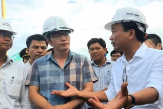 Thứ trưởng Giao thông vận tải Nguyễn Danh Huy và Chủ tịch UBND tỉnh Quảng Ngãi Đặng Văn Minh kiểm tra hiện trường dự án cao tốc Quảng Ngãi-Hoài Nhơn.