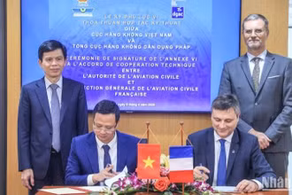 Đại diện Cục Hàng không Việt Nam và Tổng cục Hàng không dân dụng Pháp ký Phụ lục VI của Thỏa thuận hợp tác kỹ thuật.