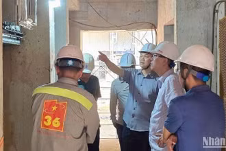 Tổng Giám đốc VATM Nguyễn Công Long (thứ 3 từ phải sang) kiểm tra hạng mục tháp không lưu Cảng hàng không quốc tế Long Thành.