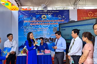 Phó Chủ tịch Ủy ban nhân dân tỉnh Cà Mau Lê Văn Sử tham quan gian hàng chuyển đổi số tư vấn việc làm của Sở Lao động-Thương binh và Xã hội tỉnh Cà Mau. 