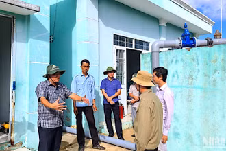 Chủ tịch Ủy ban nhân dân tỉnh Cà Mau (bìa trái) kiểm tra vận hành Trạm cấp nước liên xã Tân Bằng-Biển Bạch (huyện Thới Bình), cung cấp nước sinh hoạt cho khoảng 2.000 hộ dân trong vùng. 