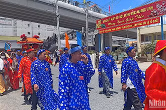 Đoàn nghinh Ông diễu hành qua thị trấn Sông Đốc.