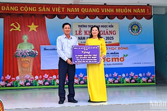 Đại diện chính quyền địa phương và đơn vị trường học tại huyện Đầm Dơi tiếp nhận hỗ trợ xe đạp và tập học sinh được vận động từ Báo Nhân Dân.