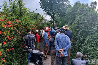 Người dân ở ấp Láng Cùng (xã Thạnh Phú) đến chia buồn và phụ giúp lo hậu sự cho gia đình các nạn nhân bị sát hại.