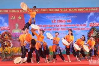 Văn nghệ chào mừng lễ công nhận xã Phong Điền đạt chuẩn nông thôn mới.