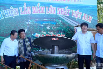 Lẩu mắm lớn nhất Việt Nam được tái hiện tại Ngày hội "Hương rừng U Minh".