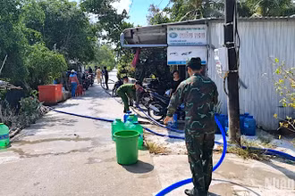 Các lực lượng vũ trang trên địa bàn xã Biển Bạch (huyện Thới Bình, tỉnh Cà Mau) chung tay đưa nước ngọt miễn phí đến người dân địa phương.