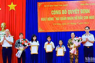 Bộ Tư lệnh Vùng 5 Hải quân trao hỗ trợ trao hỗ trợ bước đầu cho con em gia đình ngư dân được nhận đỡ đầu. 