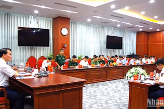 Đại diện Bộ đội Biên phòng Cà Mau báo cáo với đoàn kiểm tra.