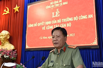 Đại tá Phạm Thành Sỹ, Giám đốc Công an tỉnh Cà Mau công bố Quyết định của Bộ trưởng Công an bổ nhiệm Thượng tá Lê Tấn Vinh đảm nhận chức Phó Giám đốc Công an tỉnh Cà Mau.