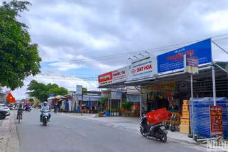 Khu vực đất công ở khóm 7 (thị trấn Sông Đốc) trong diện thực hiện di dời, giải tỏa, cưỡng chế để tới đây kêu gọi đầu tư thực hiện quy hoạch thương mại, dịch vụ và trồng cây xanh.