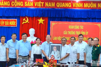 Lãnh đạo Tỉnh ủy, Ủy ban nhân dân tỉnh Cà Mau tặng tranh cho tập thể huyện Cái Nước nhân chuyến làm việc.