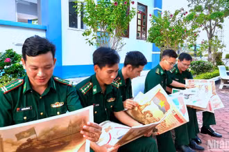 Ấn phẩm phụ san đặc biệt của Báo Nhân Dân mừng ngày "Đất nước trọn niềm vui" đến với cán bộ, chiến sĩ Bộ đội Biên phòng Cà Mau. 