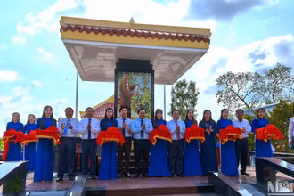 Đại diện lãnh đạo tỉnh Cà Mau cùng các sở, ngành và cấp ủy, chính quyền địa phương cắt băng khánh thành Di tích “Bia kỷ niệm Bác Hồ với cây vú sữa miền Nam”. 
