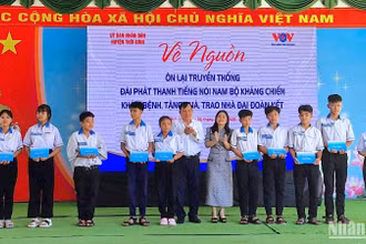 Đại diện Ủy ban Mặt trận Tổ quốc Việt Nam tỉnh Cà Mau trao học bổng cho học sinh xã Tân Bằng nhân chuyến về nguồn.