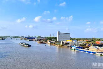 Một đoạn có nhiều bến thủy nội địa hoạt động nằm dọc tuyến sông Ông Đốc, đoạn thuộc xã Hồ Thị Kỷ, huyện Thới Bình, tỉnh Cà Mau. 