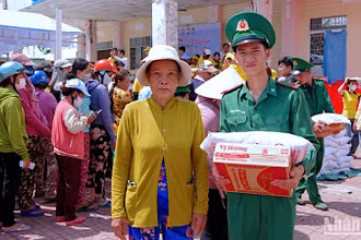 Hỗ trợ quà cho hộ nghèo, hộ có hoàn cảnh khó khăn xã Khánh Tiến, huyện U Minh, tỉnh Cà Mau.
