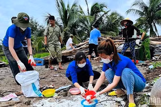 Chính quyền, đoàn thể huyện U Minh giúp dân khắc phục hậu quả sau mưa dông. 