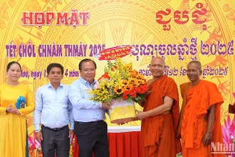 Lãnh đạo Ủy ban nhân dân tỉnh Cà Mau tặng quà mừng Tết cổ truyền Chôl Chnăm Thmây 2025 của đồng bào Khmer nhân buổi họp mặt. 